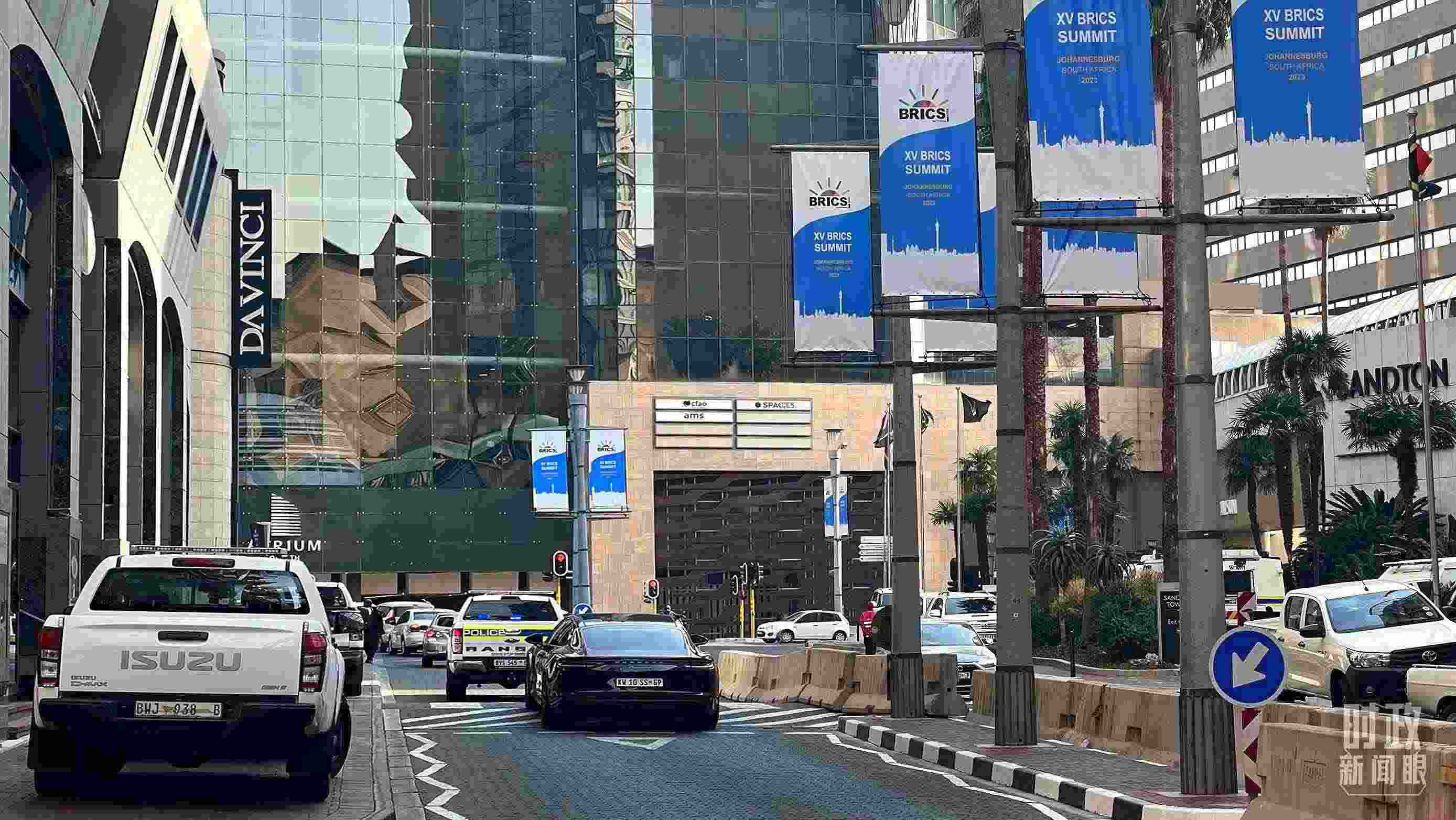 △約翰內(nèi)斯堡，街頭懸掛金磚峰會(huì)條幅。（總臺(tái)央視記者韓銳拍攝）