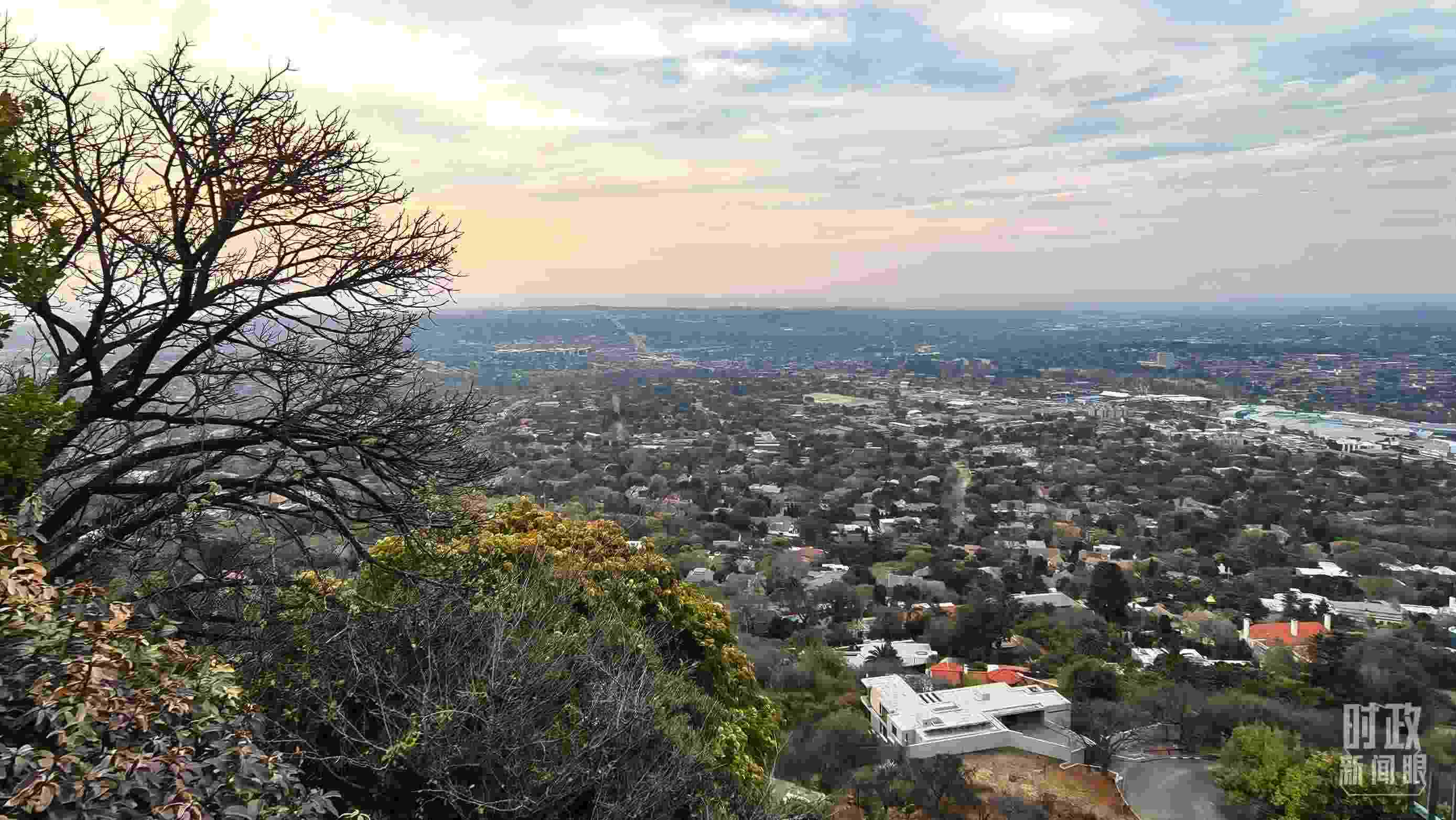 △ 俯瞰南非約翰內(nèi)斯堡。（總臺(tái)央視記者韓銳拍攝）