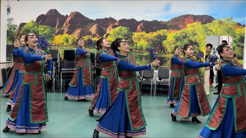 臨潢家園社區(qū)居民在烏蘭牧騎排練廳編排舞蹈。人民網(wǎng)記者 金洪花攝