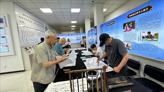 臨潢家園社區(qū)居民在書法練習(xí)室練習(xí)書法。人民網(wǎng)記者 金洪花攝