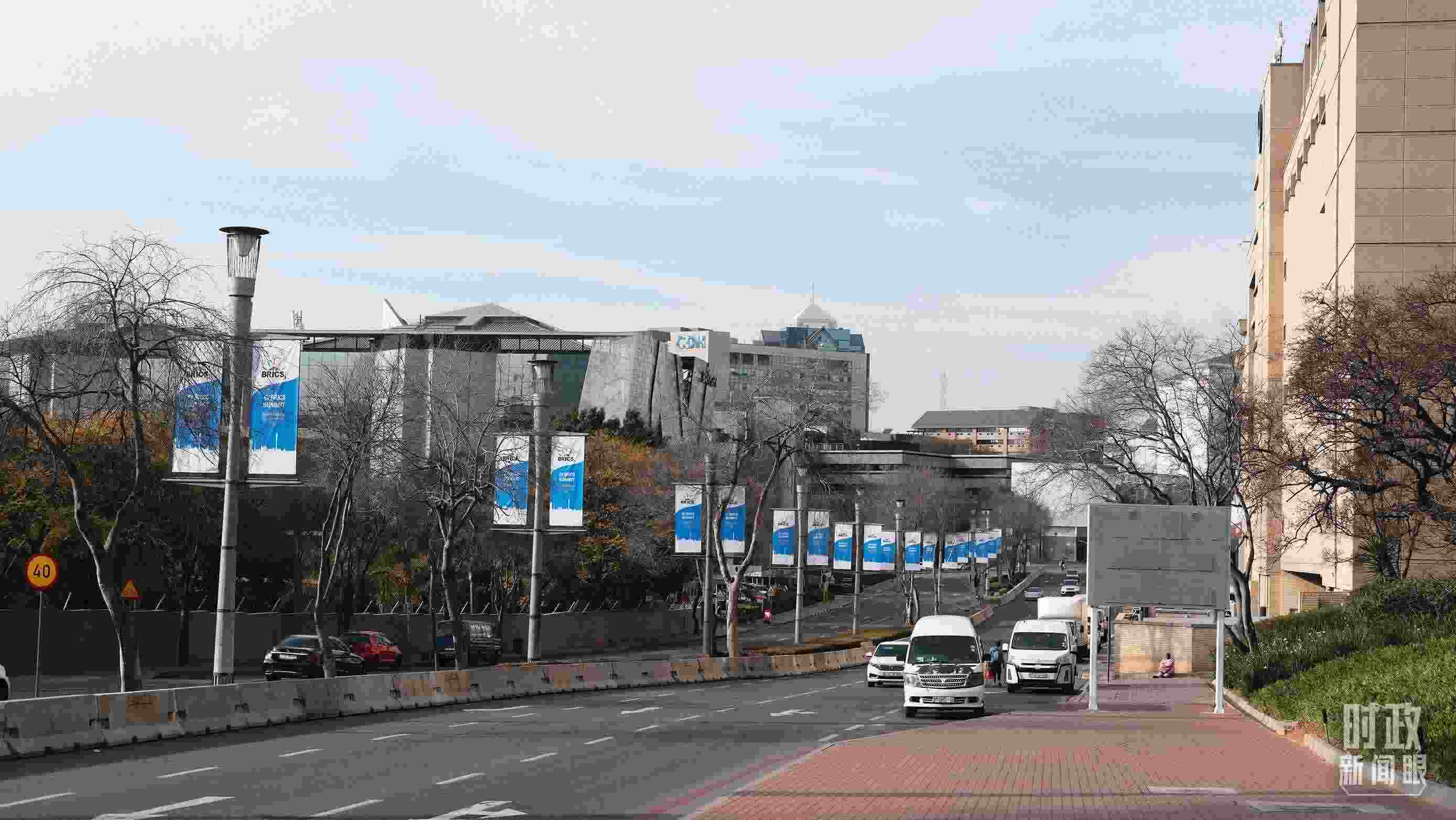 △約翰內(nèi)斯堡，街頭懸掛金磚峰會(huì)條幅。（總臺(tái)央視記者盧心雨拍攝）