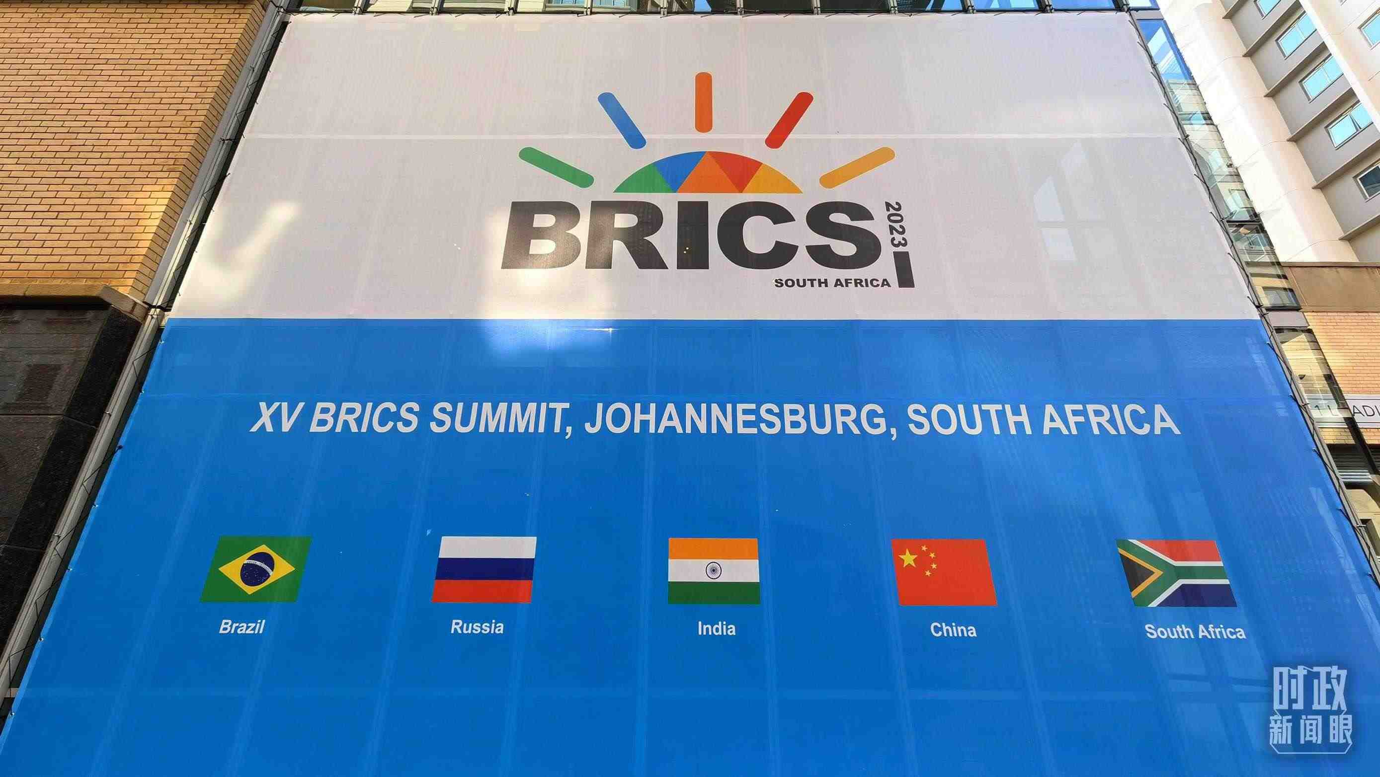△約翰內(nèi)斯堡，金磚峰會(huì)海報(bào)。（總臺(tái)央視記者韓銳拍攝）