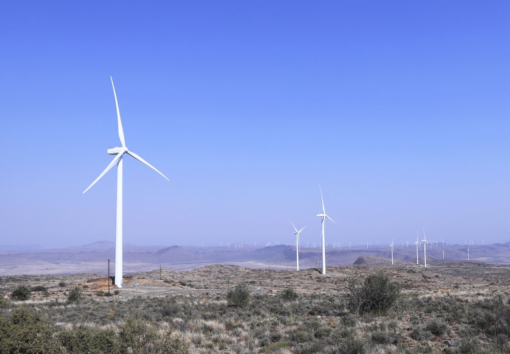 這是在南非北開普省德阿鎮(zhèn)拍攝的德阿風(fēng)電項目風(fēng)機（2023年8月10日攝）。由中國龍源電力集團南非公司運營的德阿風(fēng)電項目每年發(fā)電量超過7.5億千瓦時，相當于節(jié)約20多萬噸標準煤，減排二氧化碳約70萬噸。