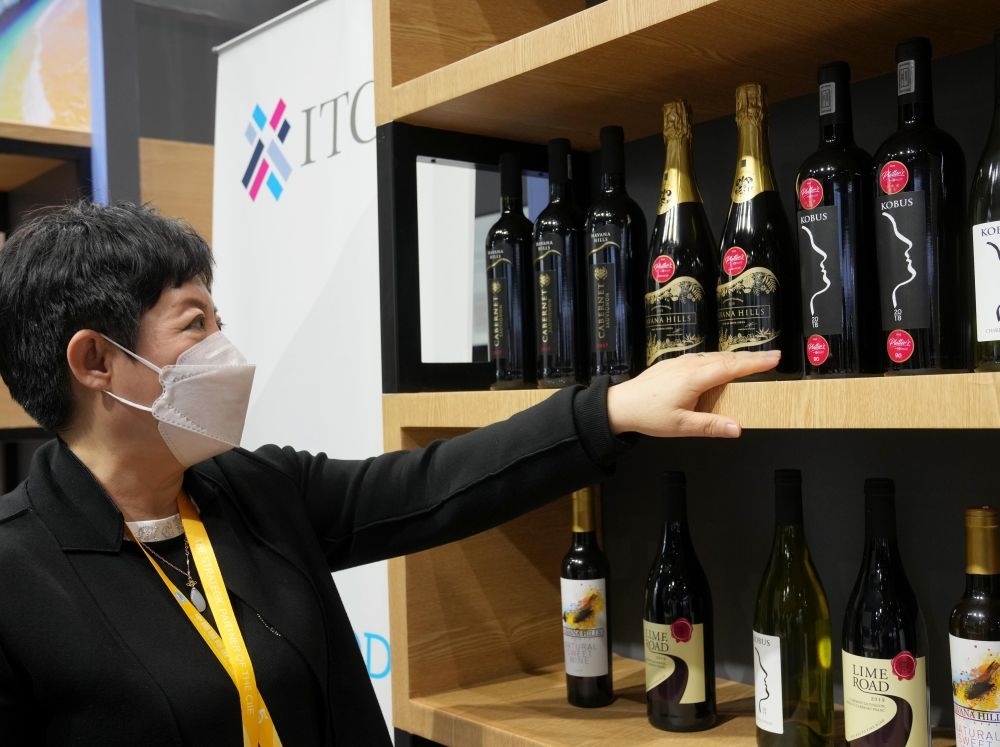 這是在中國上海舉行的第五屆進博會上拍攝的來自南非的葡萄酒（2022年11月7日攝）。