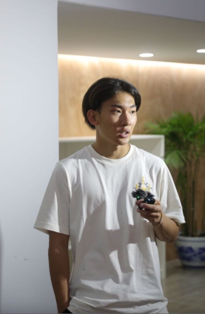 蘇翊鳴接受媒體采訪。