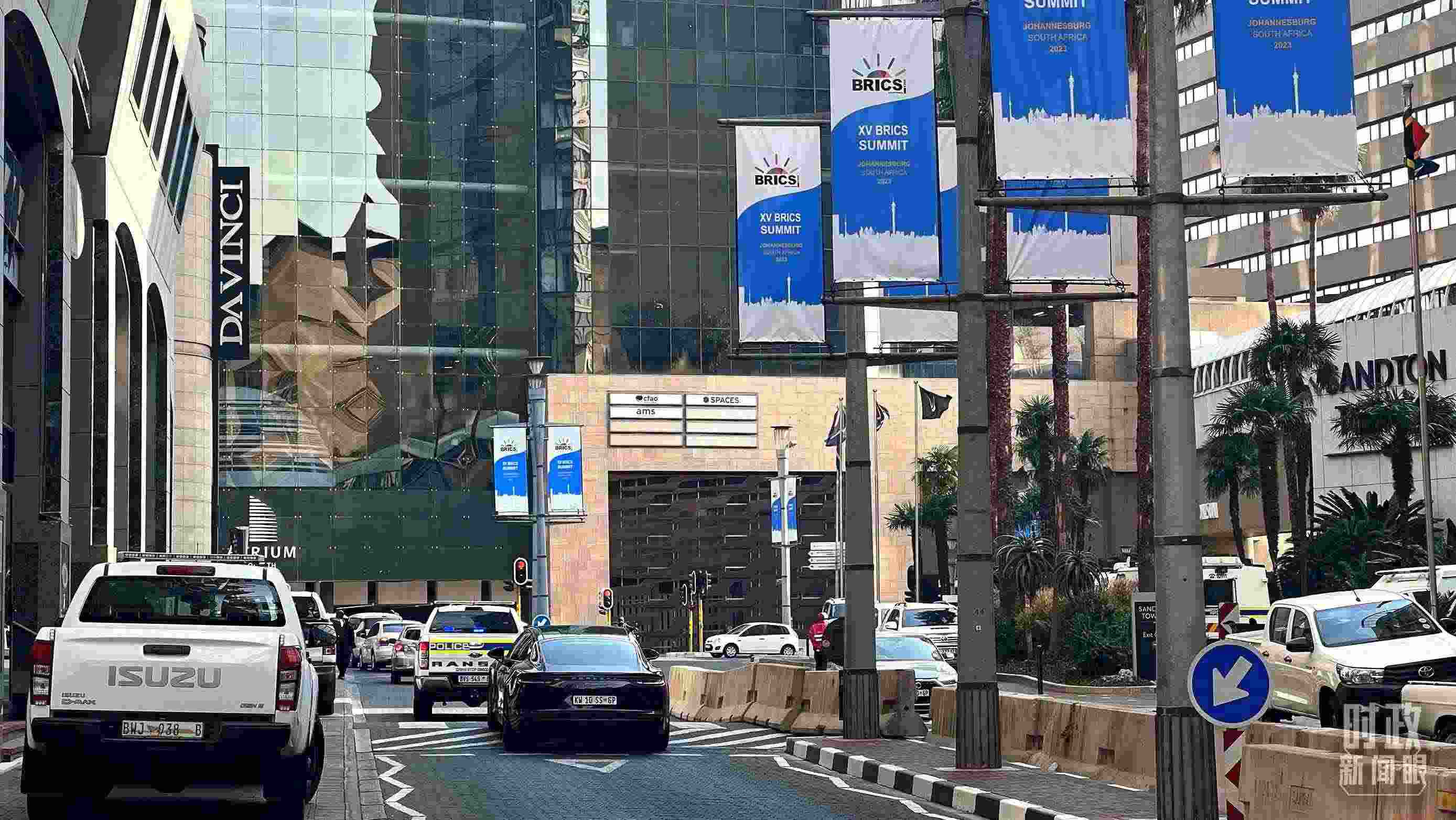 △約翰內(nèi)斯堡街頭的金磚元素。（總臺(tái)央視記者程鋮拍攝）