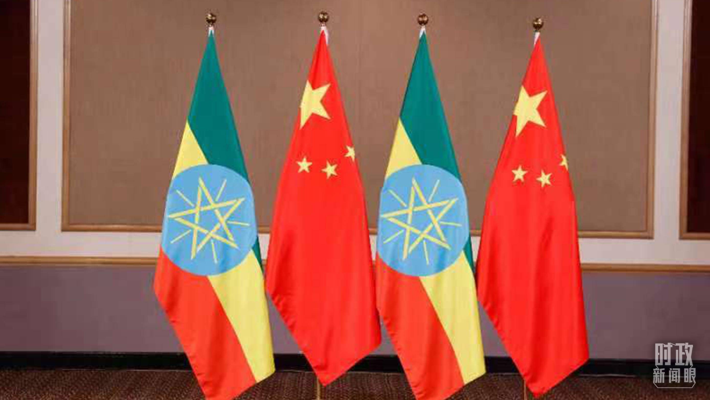 △會(huì)見(jiàn)現(xiàn)場(chǎng)的中國(guó)、埃塞兩國(guó)國(guó)旗。（總臺(tái)央視記者耿小龍拍攝）