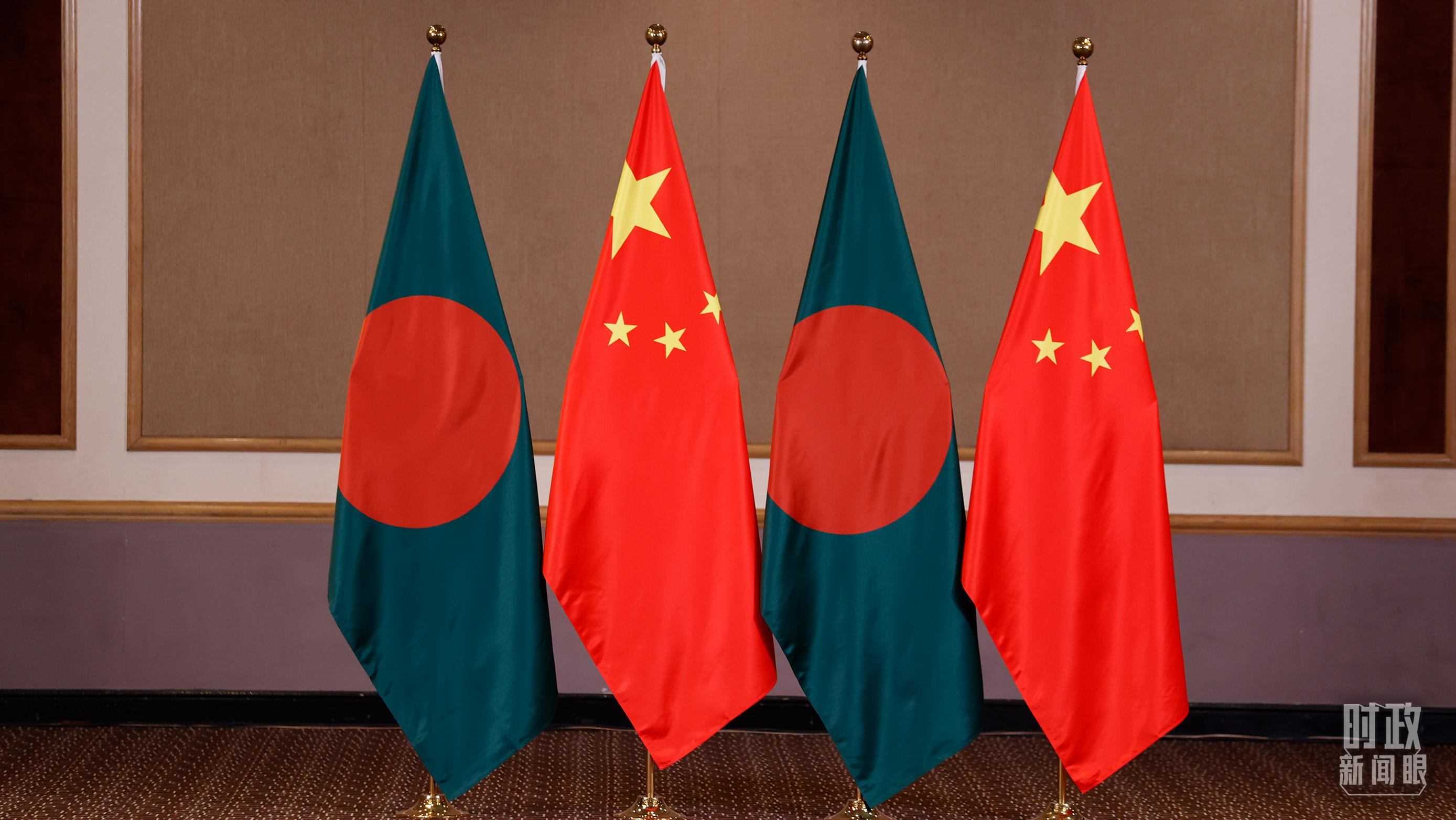 △會(huì)見(jiàn)現(xiàn)場(chǎng)的中孟兩國(guó)國(guó)旗。（總臺(tái)央視記者耿小龍拍攝）