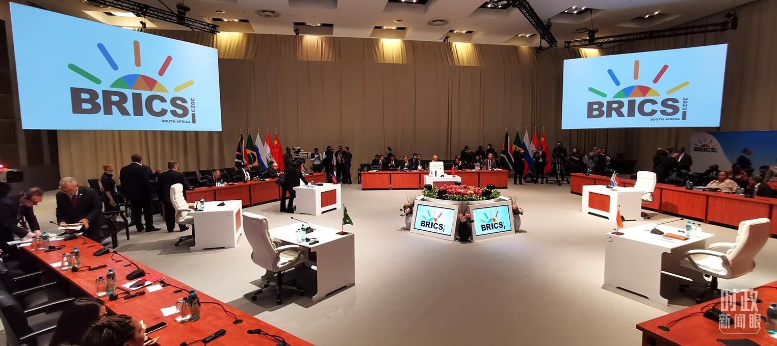 △23日上午，金磚國(guó)家領(lǐng)導(dǎo)人第十五次會(huì)晤在這里舉行。這是會(huì)晤開(kāi)始前的場(chǎng)景。（總臺(tái)央視記者李錚拍攝）