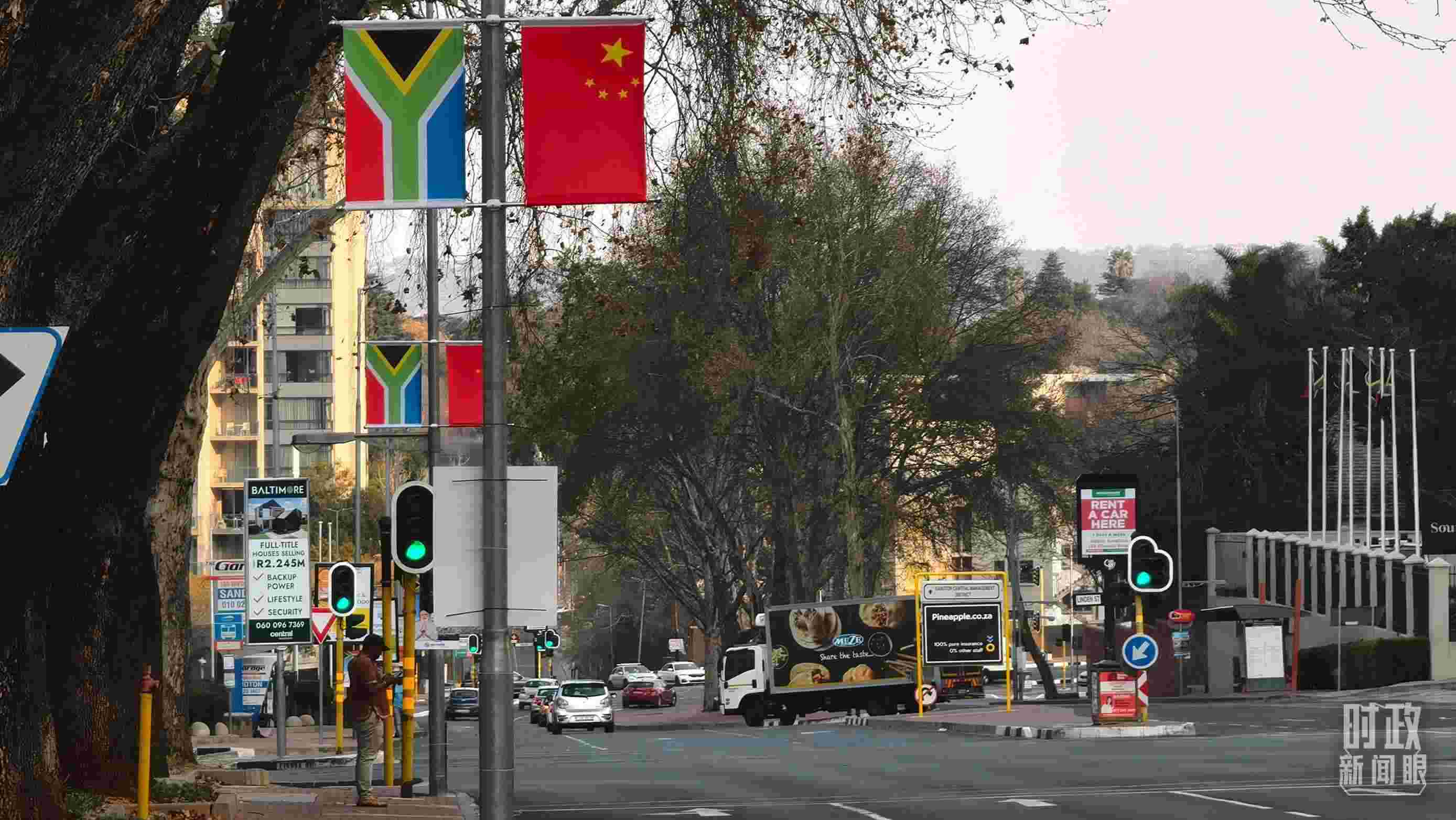 △約翰內(nèi)斯堡街道兩側(cè)懸掛的中國(guó)國(guó)旗。（總臺(tái)央視記者韓銳拍攝）