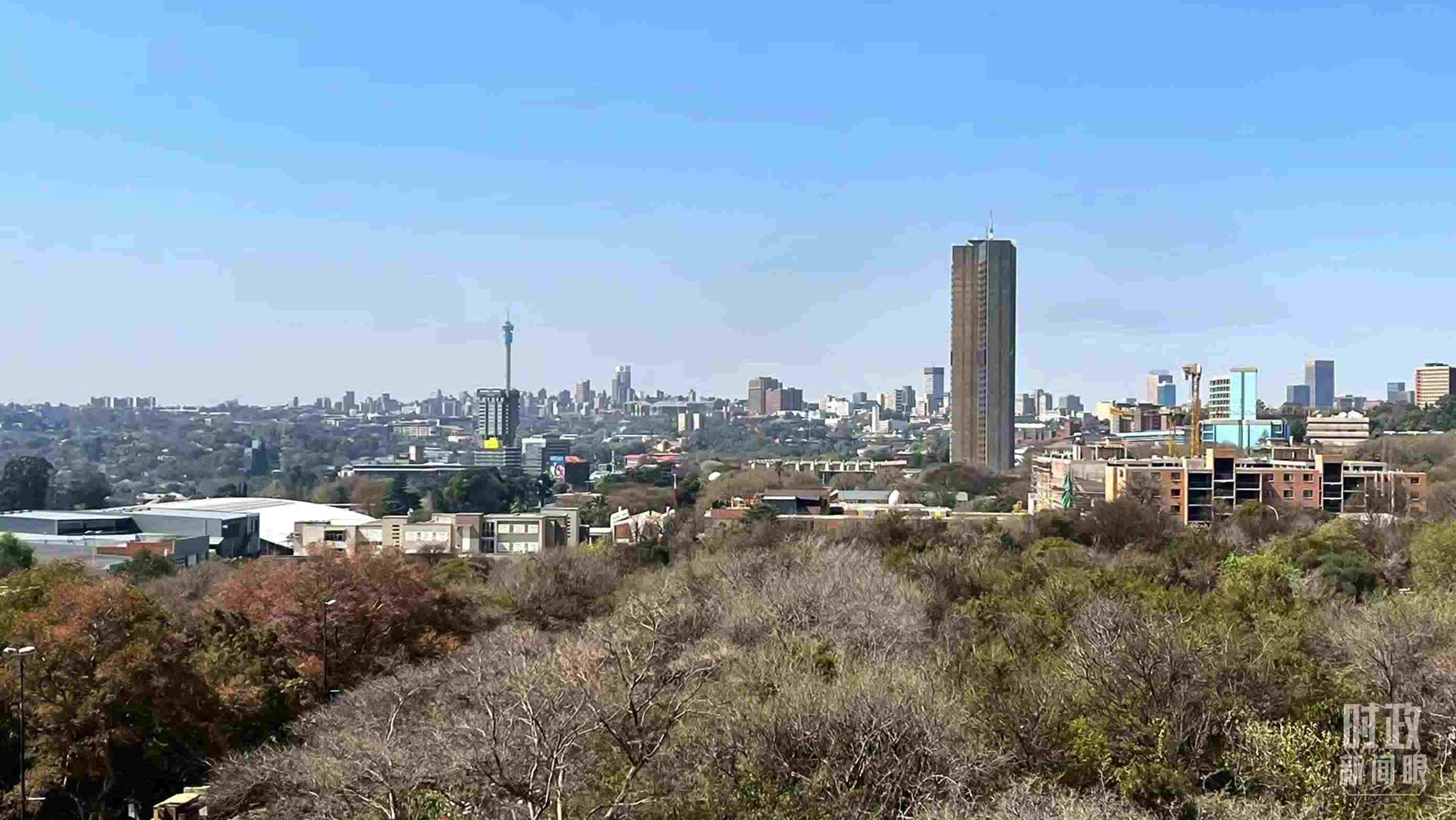 △約翰內(nèi)斯堡城市天際線。（總臺(tái)記者馬培敏拍攝）