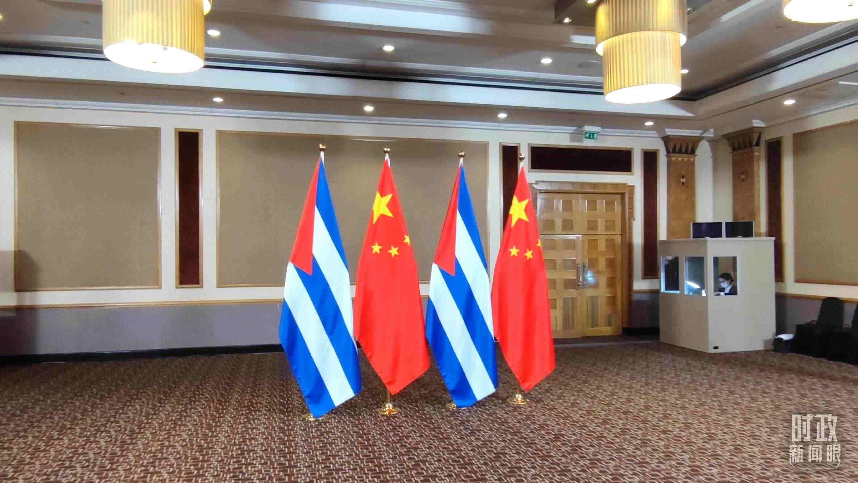 △會(huì)見(jiàn)現(xiàn)場(chǎng)的中古兩國(guó)國(guó)旗。（總臺(tái)央視記者耿小龍拍攝）