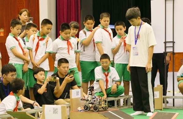 青少年學(xué)生現(xiàn)場(chǎng)觀看比賽。北京工商大學(xué)供圖