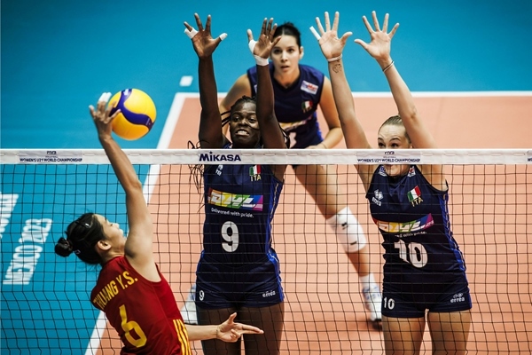 中國隊球員莊宇珊(左)在比賽中。圖片來源:國際排聯(lián)