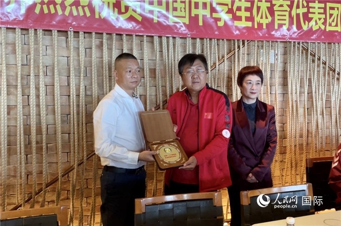 巴西中國(guó)和平統(tǒng)一促進(jìn)會(huì)會(huì)長(zhǎng)王俊曉向中國(guó)中學(xué)生體育代表團(tuán)團(tuán)長(zhǎng)劉立新贈(zèng)送紀(jì)念品。人民網(wǎng)記者 宋亦然攝