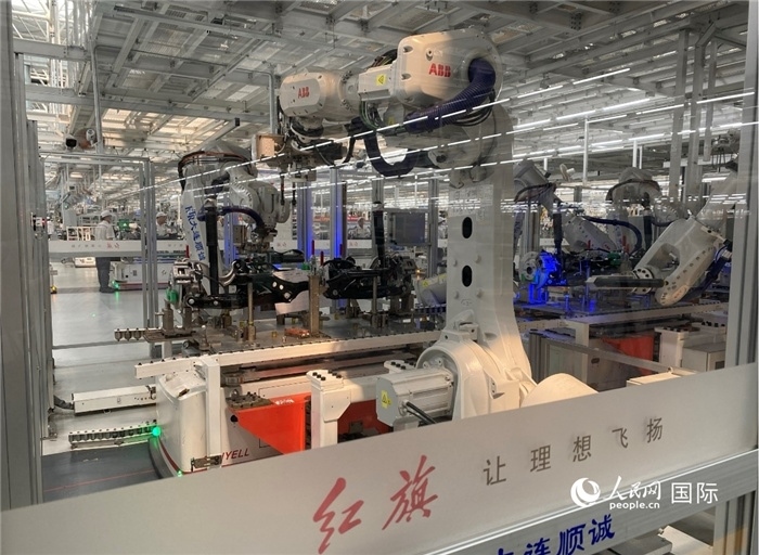 一汽—紅旗繁榮工廠內(nèi)的智能機(jī)器人。人民網(wǎng) 宋歌攝