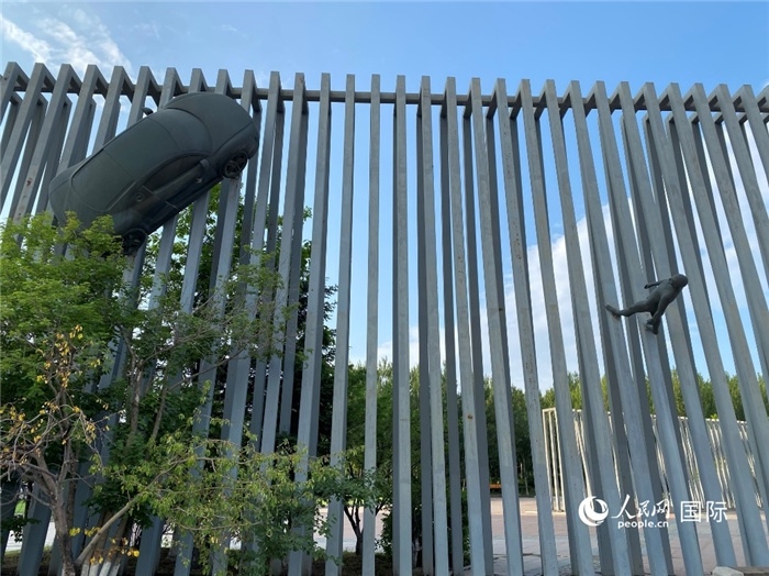 長(zhǎng)春國(guó)際汽車公園中的立體雕塑。人民網(wǎng) 宋歌攝