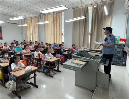 趙超剛在呼家樓中心小學(xué)為學(xué)生們講法治課。受訪者供圖