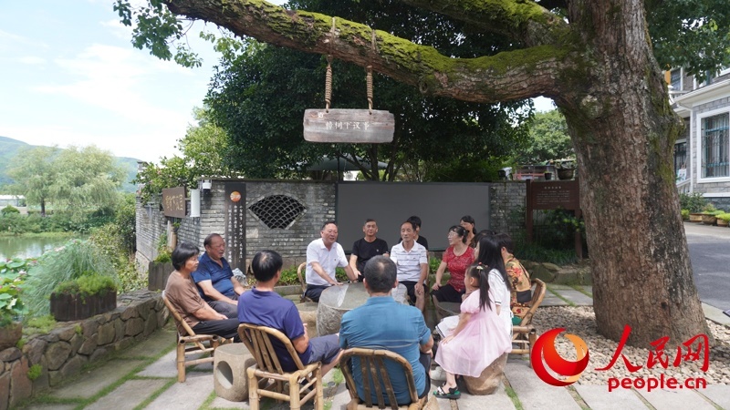 余杭區(qū)徑山鎮(zhèn)小古城村村民在“樟樹下議事”。人民網(wǎng)肖聰聰攝