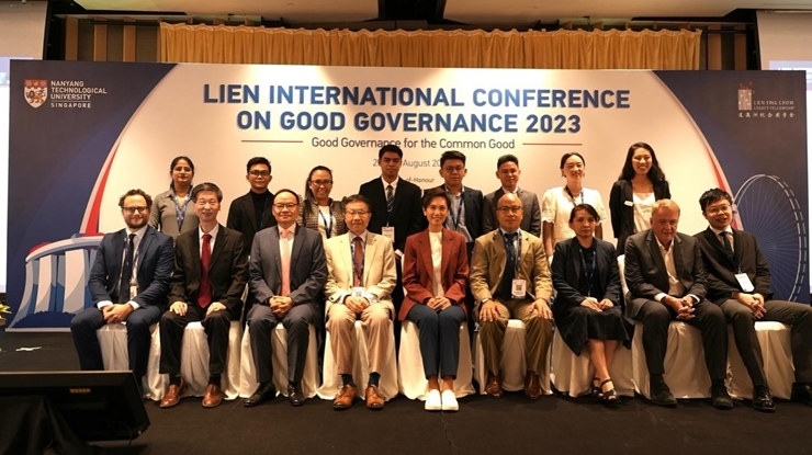 與會嘉賓和新書的編者及章節(jié)作者合影。新加坡南洋理工大學供圖