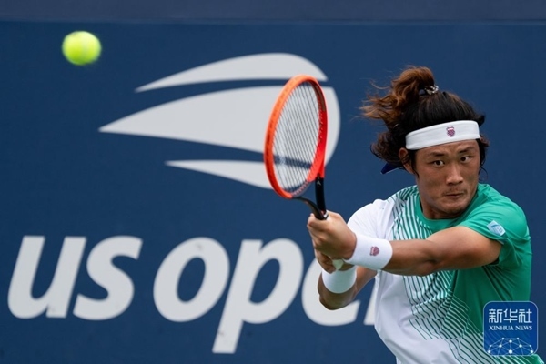 張之臻在比賽中回球。新華社記者 劉杰 攝