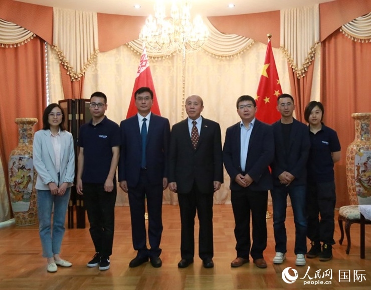 謝小用大使與人民網(wǎng)記者合影。