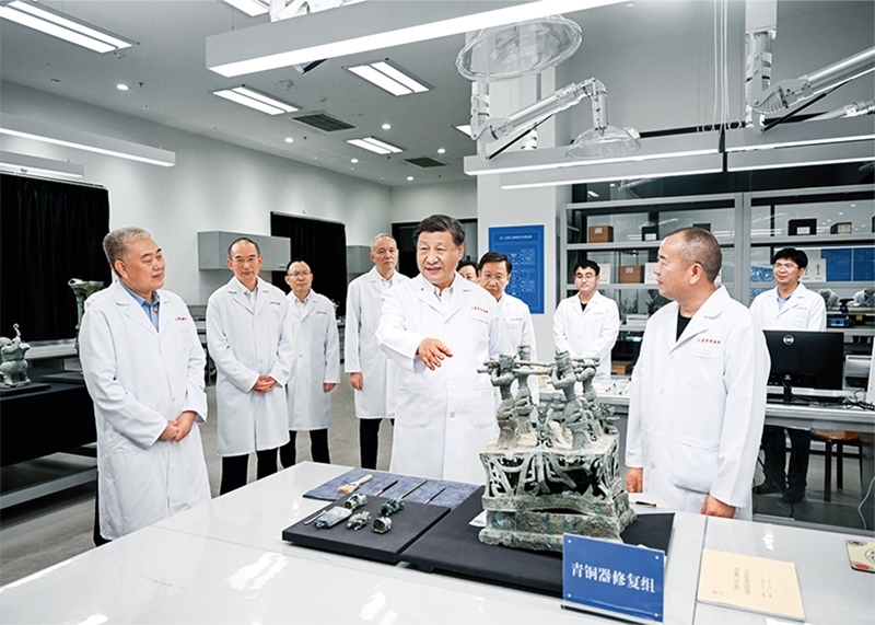 2023年7月25日至27日，中共中央總書記、國家主席、中央軍委主席習近平在四川考察。這是26日下午，習近平在位于德陽市廣漢市的三星堆博物館文物保護與修復館，同現場工作人員親切交流。 新華社記者 謝環(huán)馳/攝