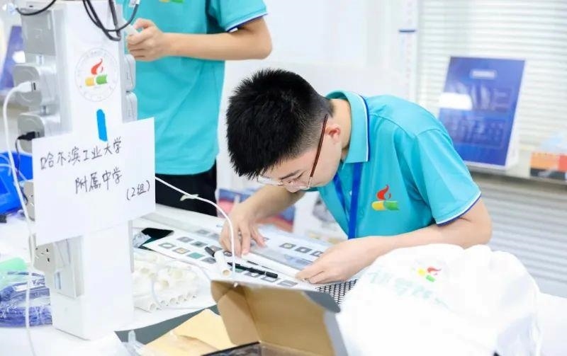 △今年7月，“逐夢蒼穹”科技主題教育活動在北京市八一學校舉辦。來自全國各地的百余名師生，在動手實踐中學習航天知識、提高創(chuàng)新能力。