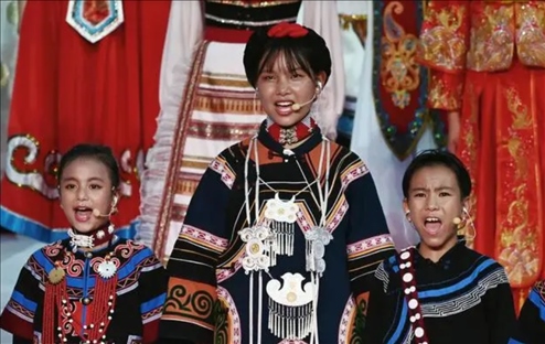 △今年7月，在成都大運會開幕式上，從大山深處走來的孩子們，自信地站在舞臺中央，以歌聲表達對未來的憧憬。