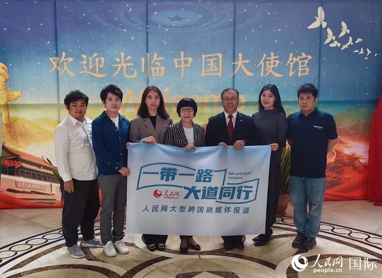 崔建春大使（右三）與人民網(wǎng)記者合影。