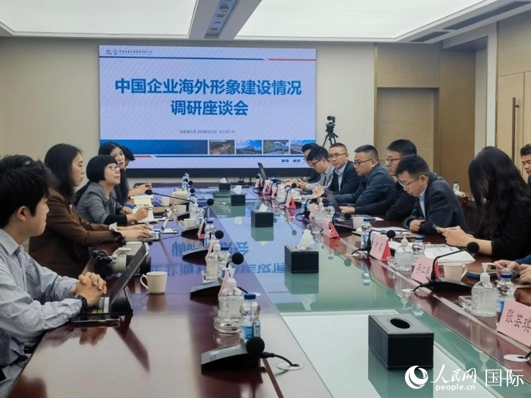 埃塞俄比亞中國商會企業(yè)代表與人民網(wǎng)記者座談。人民網(wǎng)記者 劉寧攝