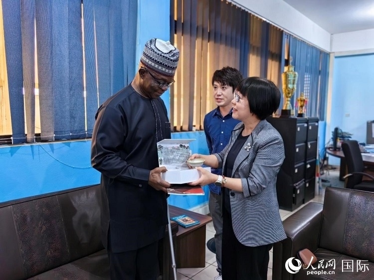 人民網(wǎng)監(jiān)事會主席唐維紅（右一）帶隊訪問尼日利亞通訊社，與該社總裁布克·龐勒（左一）交流。人民網(wǎng)記者 陳星星攝