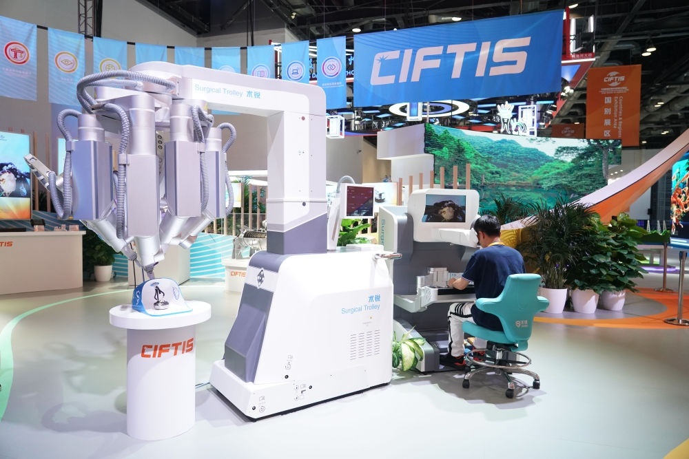 這是9月1日在國家會議中心拍攝的一款單孔腔鏡手術機器人。新華社記者 任超 攝