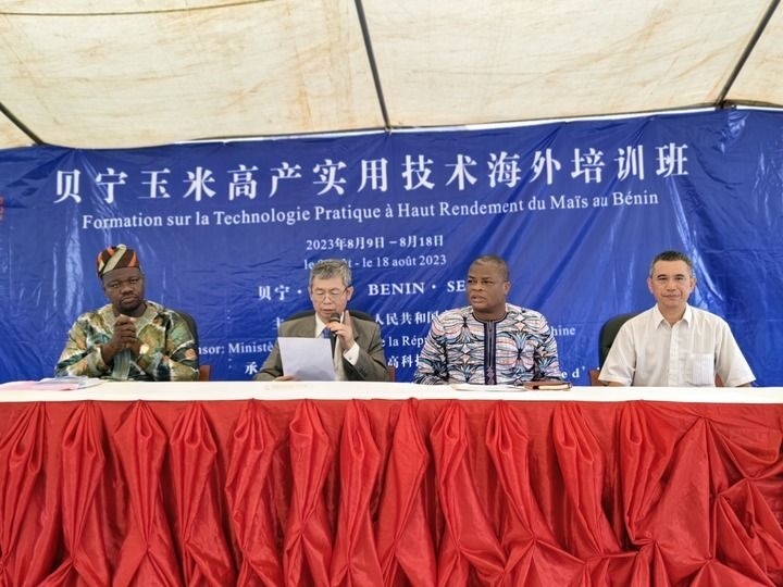 8月9日，2023年貝寧“玉米高產(chǎn)實用技術(shù)培訓(xùn)班”開班儀式在位于塞梅波吉市的中國援貝寧農(nóng)業(yè)技術(shù)示范中心舉行。