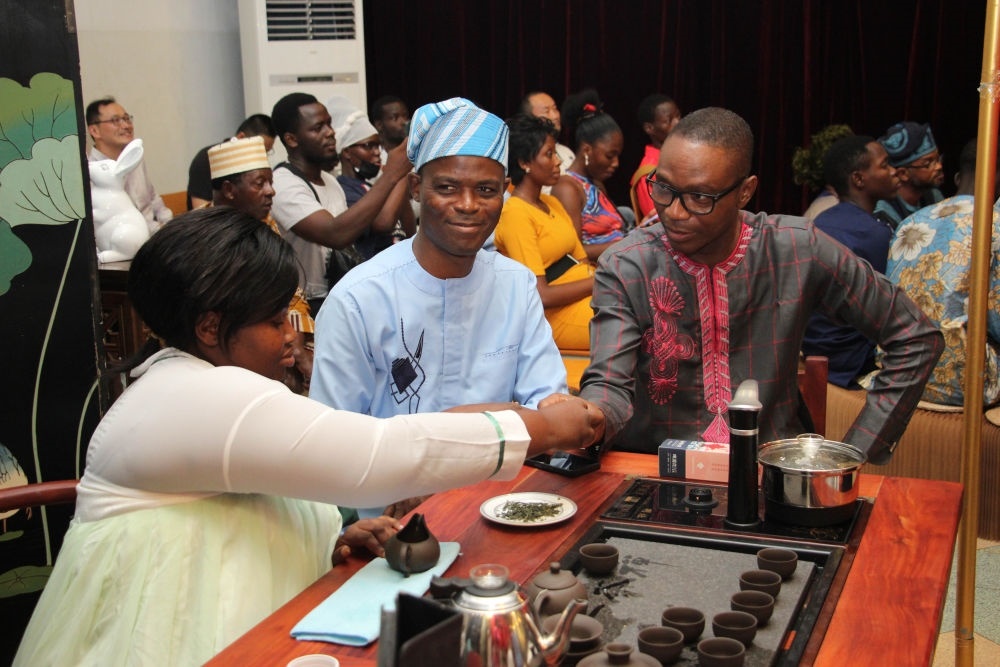 人們在貝寧科托努貝寧中國文化中心“茶和天下·雅集——青島有禮”文化交流活動上品茶。