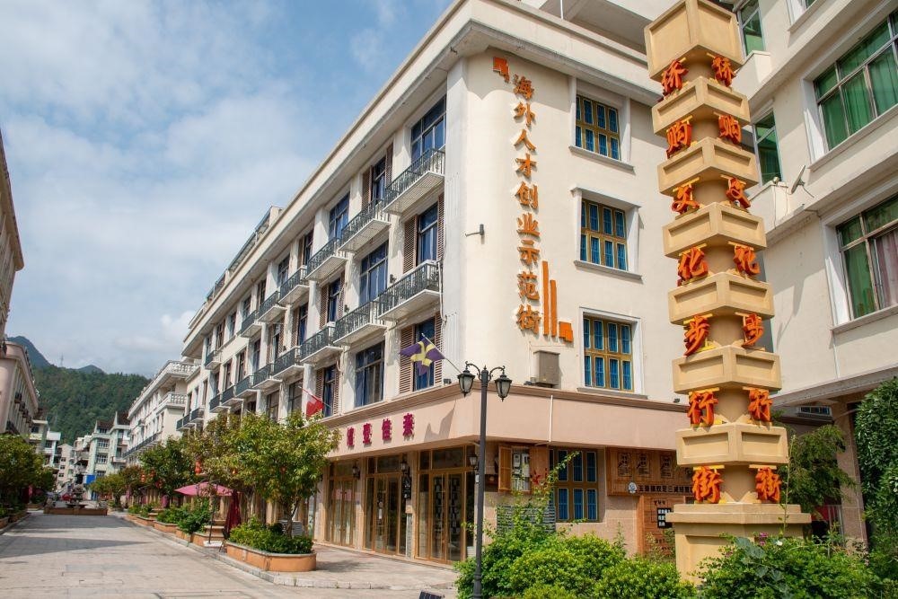 浙江溫州文成縣玉壺鎮(zhèn)是全國(guó)著名僑鄉(xiāng)。近年來(lái)，當(dāng)?shù)胤e極搭建平臺(tái)，吸引華僑回鄉(xiāng)創(chuàng)業(yè)。圖為該鎮(zhèn)的海外人才創(chuàng)業(yè)示范街