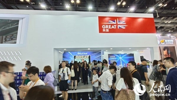 9月3日，英國館吸引參展觀眾駐足。人民網(wǎng)記者 趙雯博攝