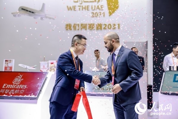 9月3日，阿聯(lián)酋駐華大使館臨時代辦、副館長哈利德·沙赫參贊與中國貿促會聯(lián)絡部二級巡視員楊曉軍揭幕阿聯(lián)酋國家館。圖片由阿聯(lián)酋駐華大使館提供