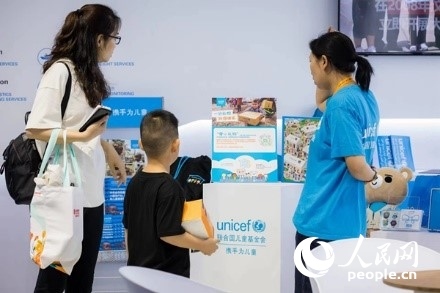 9月2日，觀眾駐足聯(lián)合國兒童基金會展館。圖片由聯(lián)合國兒童基金會提供