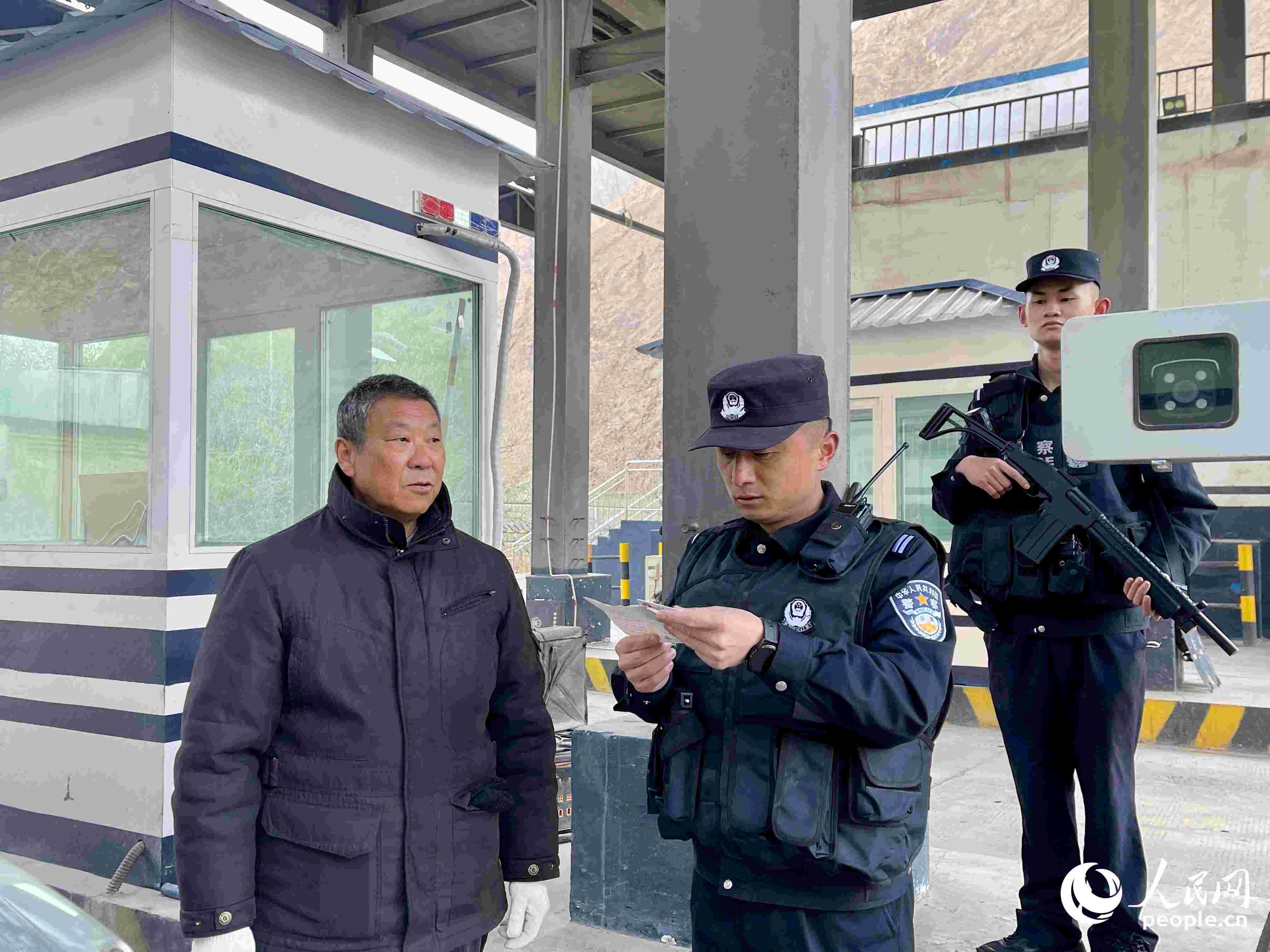 2023年5月10日，在庫(kù)地邊境檢查站，陳暢核對(duì)進(jìn)出邊境管理區(qū)人員信息。人民網(wǎng) 周靜圓攝