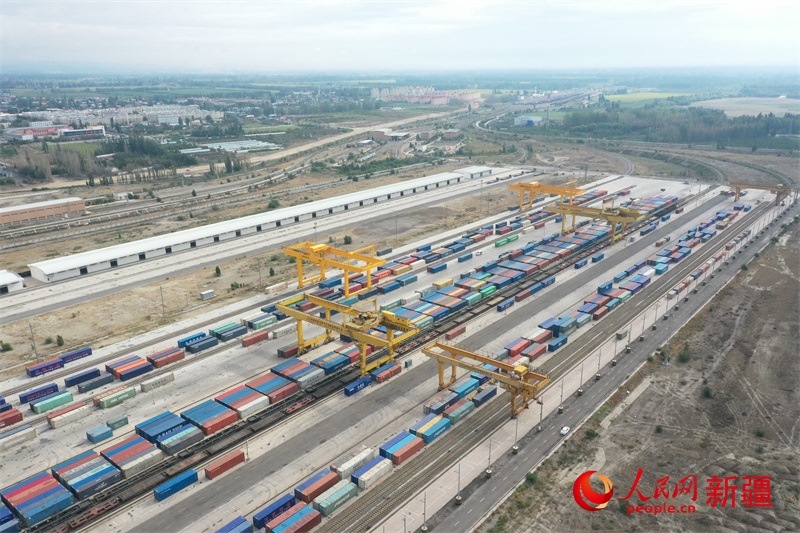 8月8日，在霍爾果斯口岸換裝廠區(qū)，工人正在進(jìn)行吊箱作業(yè)。 人民網(wǎng)記者 張力洋攝