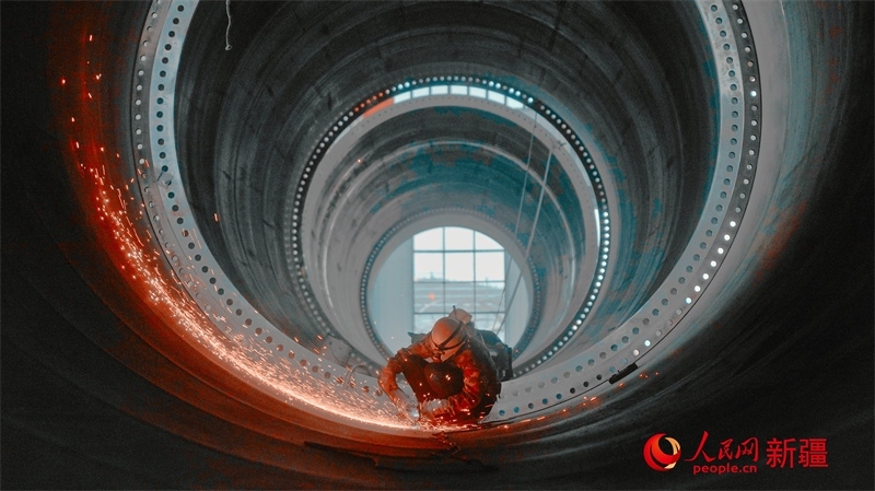 中國水利水電四局（塔城）裝備制造基地，工人們正在開展作業(yè)。 人民網(wǎng) 李欣洋攝