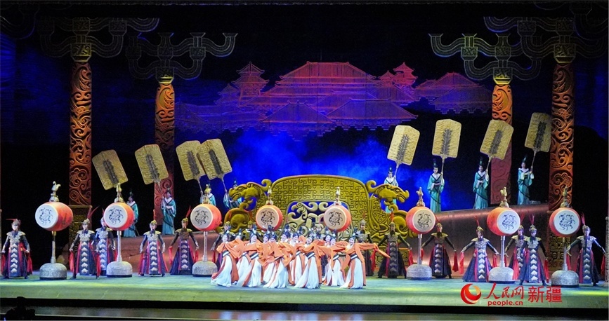 第六屆中國新疆國際民族舞蹈節(jié)開幕式上演出的歷史題材舞劇《張騫》。 人民網(wǎng) 李欣洋攝