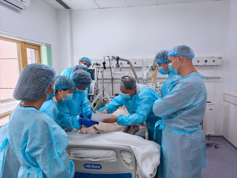 中哈專家團(tuán)隊完成哈國首例離體肝切和自體肝移植術(shù)。 新疆醫(yī)科大學(xué)第一附屬醫(yī)院供圖