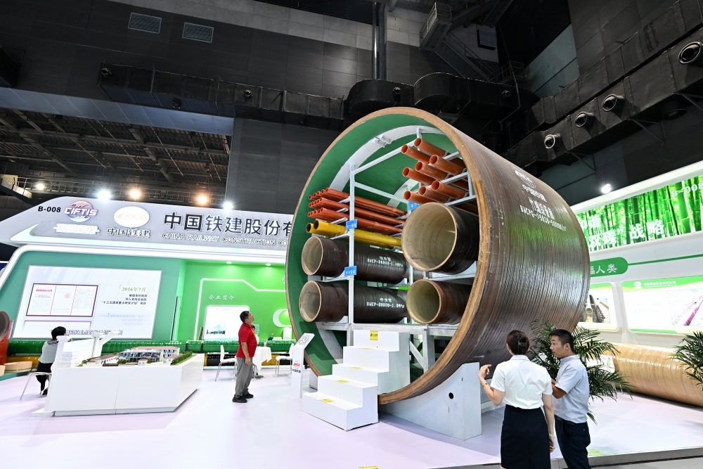 9月2日，在國(guó)家體育館舉行的服貿(mào)會(huì)環(huán)境服務(wù)專題展上，客商在中國(guó)鐵建展位竹纏繞管廊旁了解信息。新華社記者 李鑫 攝