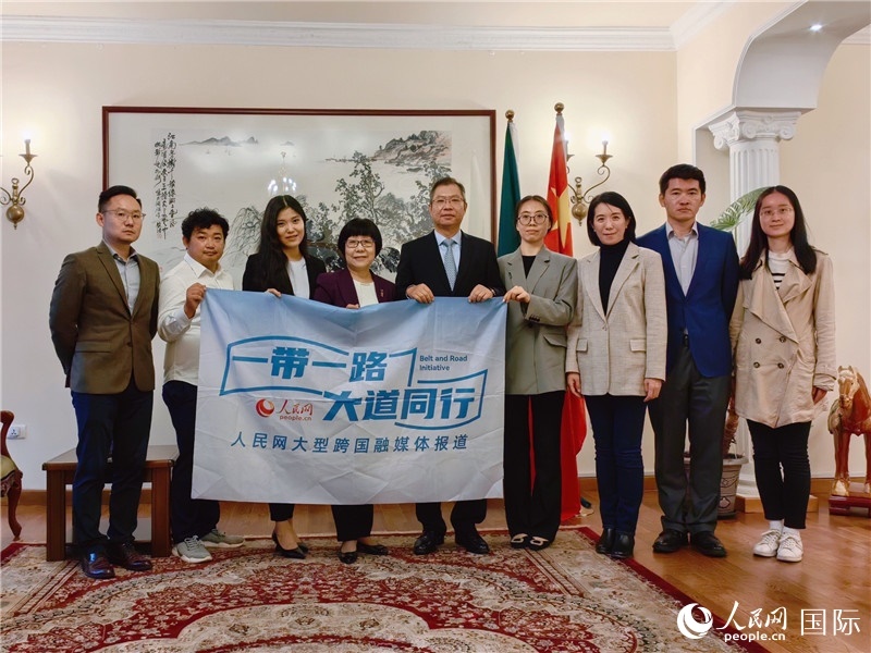 胡長春大使、駐非盟使團(tuán)工作人員與人民網(wǎng)記者合影。
