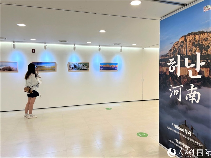 2.民眾參觀“看九曲黃河 聽華夏故事”主題展。人民網(wǎng)記者 馬菲攝