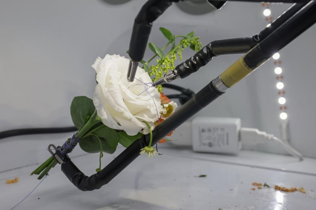 9月4日，在服貿(mào)會(huì)首鋼園區(qū)北京友誼醫(yī)院展臺(tái)，圖邁單臂腔鏡手術(shù)機(jī)器人用手術(shù)線打結(jié)。新華社記者 張玉薇 攝