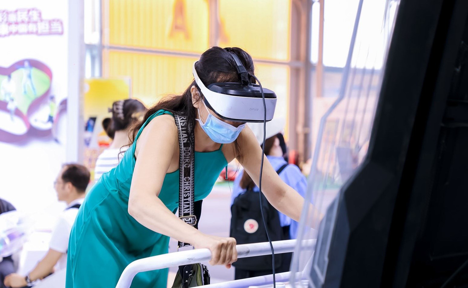 觀眾參與AI體驗。圖片來源：中國國際服務貿易交易會