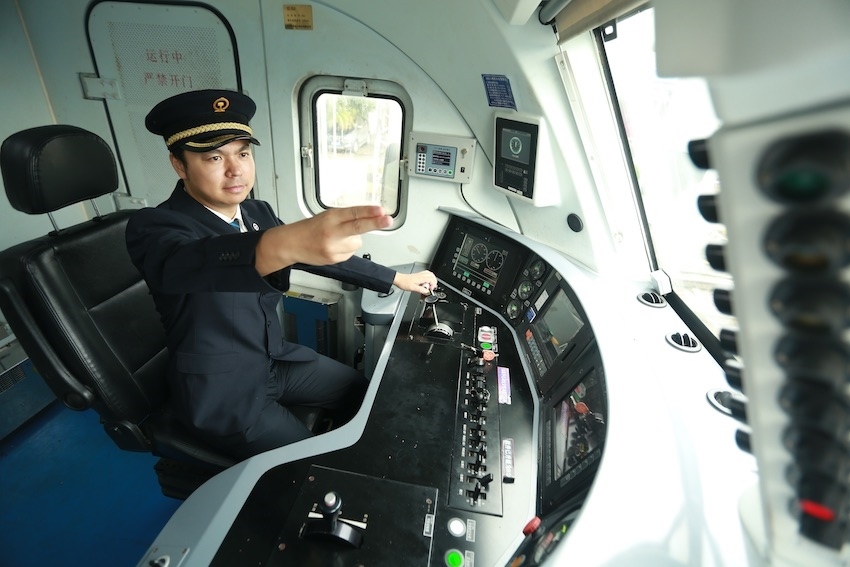 發(fā)車前，仲俊斕確認(rèn)儀表、指示燈狀態(tài)正常。成都機(jī)務(wù)段供圖